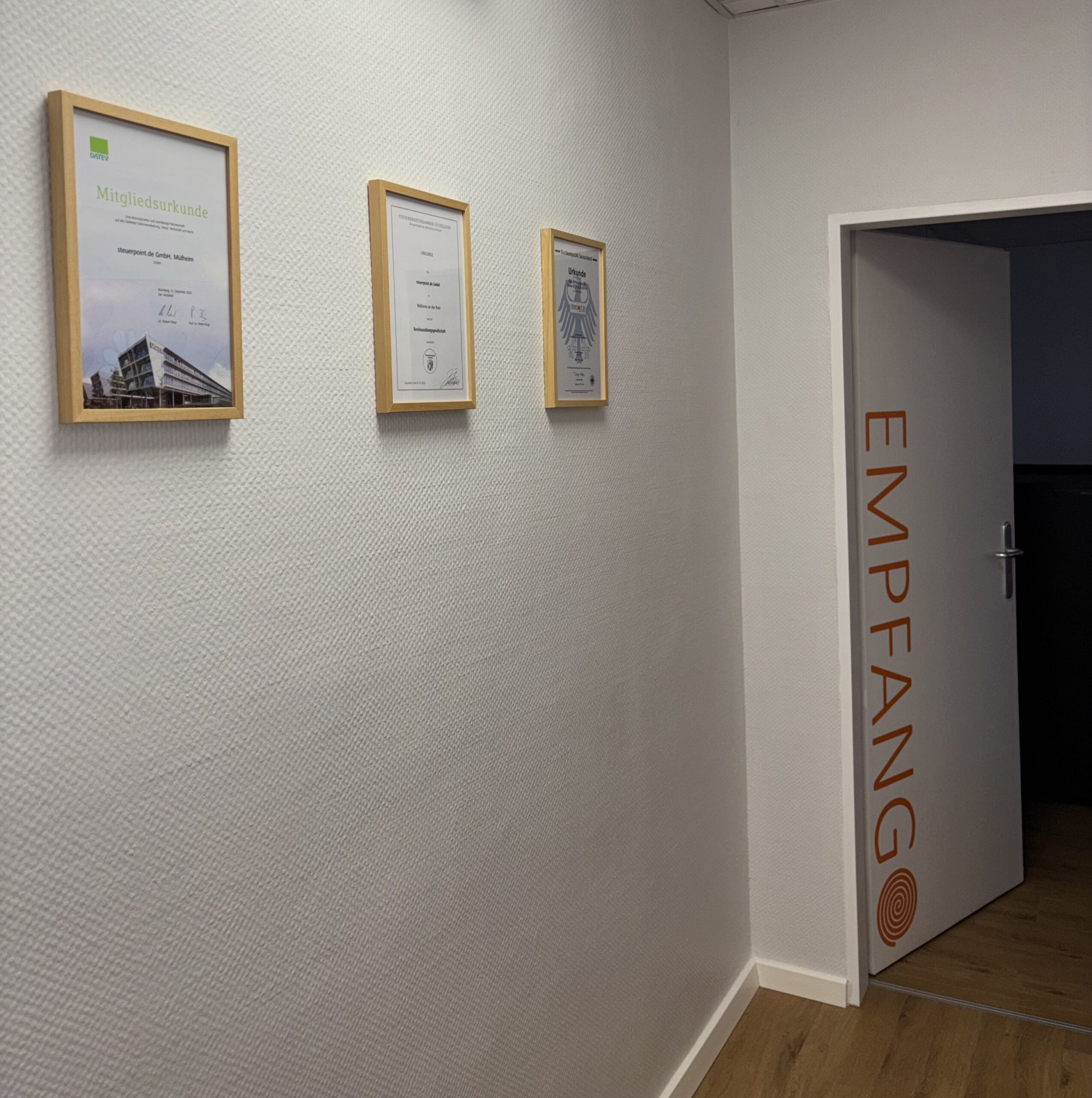 Empfangsbereich-Steuerberater-Büro-für-Fahrschulen